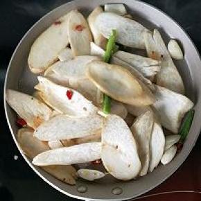 杏鲍菇翻炒变软，食材明显缩小