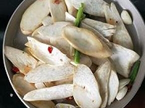 杏鲍菇翻炒变软，食材明显缩小