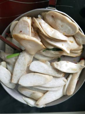 把发软的杏鲍菇拨在一边，放入剩余杏鲍菇，炒至杏鲍菇水份炒出