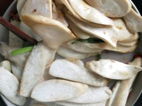 把发软的杏鲍菇拨在一边，放入剩余杏鲍菇，炒至杏鲍菇水份炒出