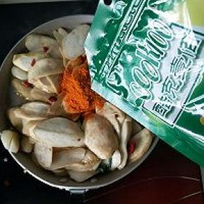 加入酱料翻拌均匀