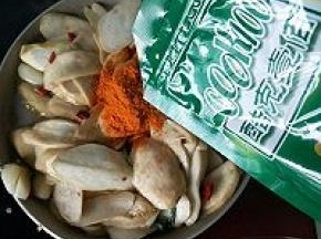 加入酱料翻拌均匀