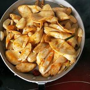 小火炖至水份收干即可离火装盘。