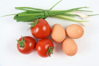 准备好食材：西红柿、土鸡蛋、葱。