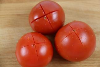 
西红柿洗干净，底部轻轻划十字刀。