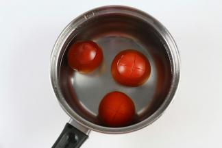 锅里放入适量的水煮开，加入西红柿，烫30秒左右。