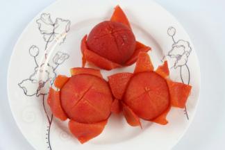 捞出过冷水，就可以轻松去皮了。