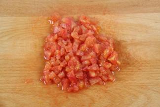 去皮后的西红柿切碎。