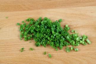 葱洗干净后切葱花备用。