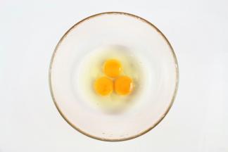 鸡蛋敲入大碗里。