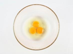 鸡蛋敲入大碗里。