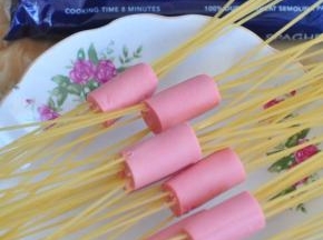 把意面从肠中穿过。