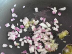 锅里融化黄油，放入洋葱碎。