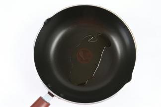 不粘锅里加入适量的食用油，小火加热。