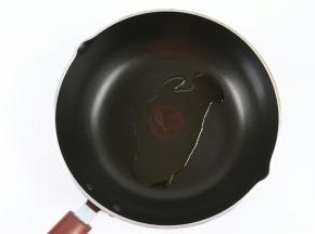 不粘锅里加入适量的食用油，小火加热。