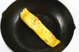 凝固后，用第一次的鸡蛋卷继续卷起。