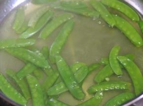 荷兰豆下锅煮九成熟。