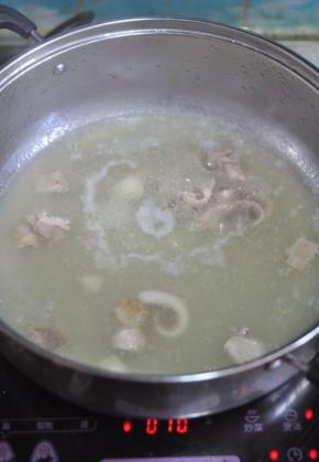 鱿鱼变卷后，马上捞出。