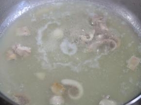 鱿鱼变卷后，马上捞出。