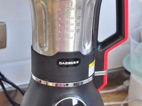 将料理杯安装到机器上，启动果汁程序。