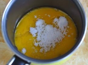 蛋黄里加入糖搅匀。