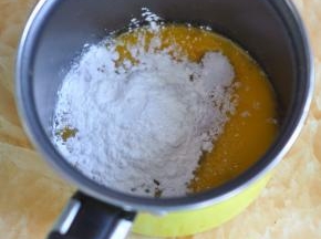 加入玉米淀粉搅匀。