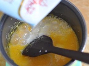 加入牛奶搅匀。
