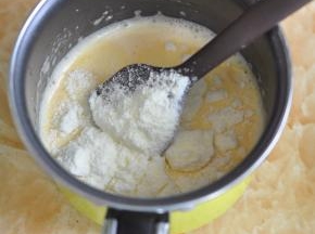 加入奶粉搅匀。