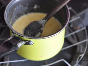 在灶上加热，一边小火加热一边搅拌，直到巧克力完全融化后，液体浓稠。