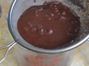 用细网将液体过筛一遍，这样可以把结块弄散。