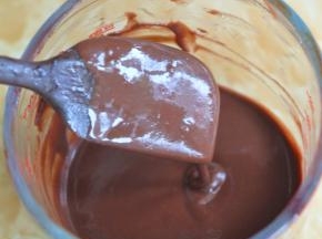 过筛后的雪糕糊很细腻。