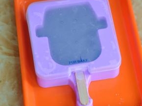 盖上硅胶盖，冷冻几小时让雪糕变硬。