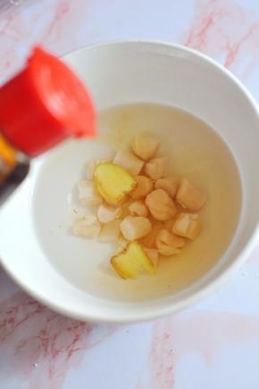干贝冲洗后用水浸泡20分钟，加入姜片和料酒。