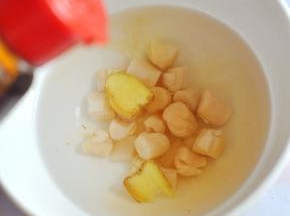 干贝冲洗后用水浸泡20分钟，加入姜片和料酒。