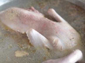 锅里加入水，将鸭子冷水下锅，同时加入花椒、八角、姜片，煮至水开。