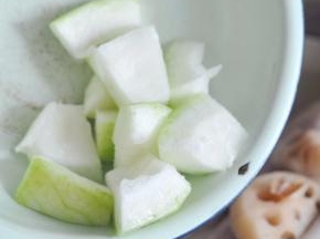 加入切块的冬瓜。