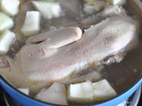 大火将水烧开，转为小火，盖上锅盖，炖煮50分钟。