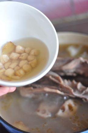40分后，加入泡发好的干贝，再炖15分钟。