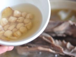 40分后，加入泡发好的干贝，再炖15分钟。