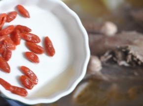 最后将泡软的枸杞加入，继续炖5分钟即可。