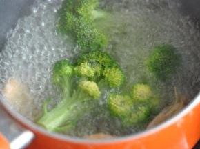 水开后，加少许盐，将西兰花和北极虾放进去煮1分钟捞出。