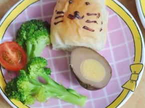 再放一个餐包，和半个卤蛋。