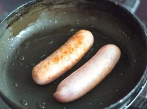 香肠放置室温，锅里倒少许油，煎至两面金黄。