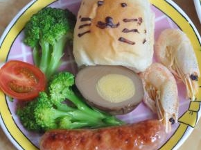 将香肠和北极虾摆在盘内。