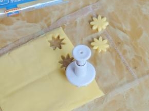 用花朵模具在芝士片上压出小花。