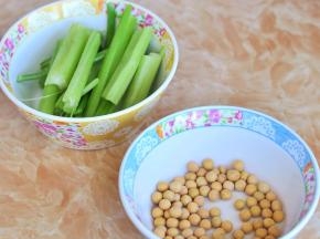 准备好所用食材，全部洗净，黄豆无需浸泡，西芹折成断状。