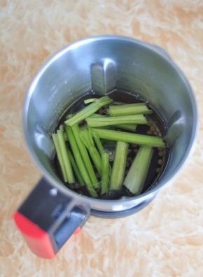 将两种食材一起放入料理杯中，加入1200亳升水。