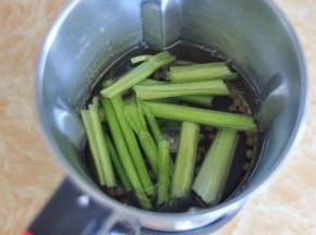 将两种食材一起放入料理杯中，加入1200亳升水。