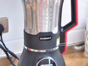 将料理杯安装到机器上，启动五谷豆浆程序。