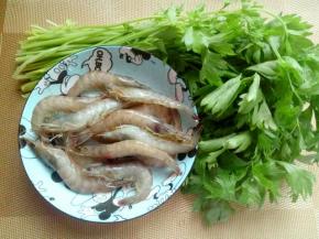 准备食材:   把虾去皮，去虾线，用料酒腌制10分钟，